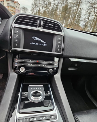 Jaguar F-Pace cena 63000 przebieg: 164000, rok produkcji 2017 z Sanok małe 781